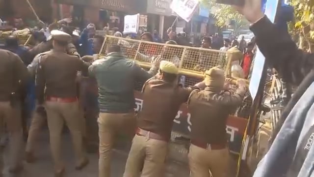 शाहजहांपुर : भाजपा कार्यालय का घेराव करने जा रहे कांग्रेसियों की पुलिस से धक्का मुक्की