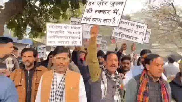 MANT-कथावाचक अनिरुद्धाचार्य की टिप्पणी से पत्रकारों में आक्रोश, सैकड़ों पत्रकारों ने किया प्रदर्शन, एफआईआर की मांग,,