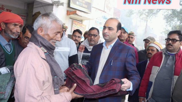 ब्रेकिंग प्रतापगढ़ शीतलहर के चलते जिलाधिकारी शिव सहाय अवस्थी सड़कों पर उतरे गरीबों असहाय लोगों की#latest_news 