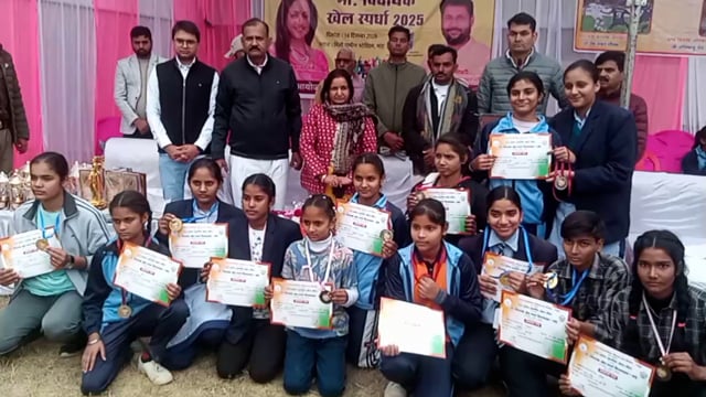 ग्रामीण मिनी स्टेडियम माट में विधायक खेल स्पर्धा का आयोजन किया गया जिसमें बालक बालिकाओं ने भडचढकर भाग लिया