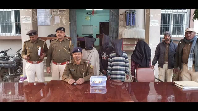 अमरपुर पुलिस ने एक देसी कट्टा एवं 6 जिंदा कारतूस के साथ चार चोरों को किया गिरफ्तार।