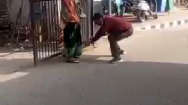 ➡️....देखिए किस तरह यह यह युवक अपने पत्नी को साथ भेजने के लिए सास से भीख मांग रहा है।
लेकिन सास ने एक नहीं सुना, मामला अलीगढ़ का है।