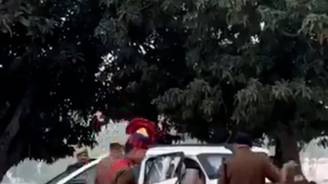 *उत्तर प्रदेश-
*बहराइच में इतिहास रचा गया* - 
कथावाचक को पुलिस ने ऐतिहासिक सलामी दी , कप्तान RN सिंह ने कथावाचक को एक दो गनर नहीं, पूरी परेड की सलामी दिलाई ,पलक पाँवड़े बिछवा दिए,रील निर्माण भी हुआ ,मामला वायरल है ,विपक्ष सवाल उठा रहा है !!