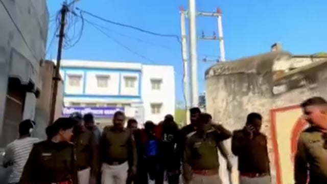 ➡️.....उज्जैन मध्य प्रदेश
मोहम्मद रियाज ने 9 साल की बच्ची का बलात्कार किया और फिर उस बच्ची को पत्थर पर पटक पटक कर बेदर्दी से मार डाला 
उस बच्ची का शव  जिस हालत में मिला है आप देख कर दहल जाएंगे 
उसका सर कई टुकड़ों में टूट गया था और अंदर से बच्ची का पूरा मस्तिष्क बाहर आ गया था
सोचिये हमारे और आपके बीच में कैसे दरिंदे लोग रहते हैं
जनता को बीच सड़क पर इसका वध करना चाहिए था 🥺