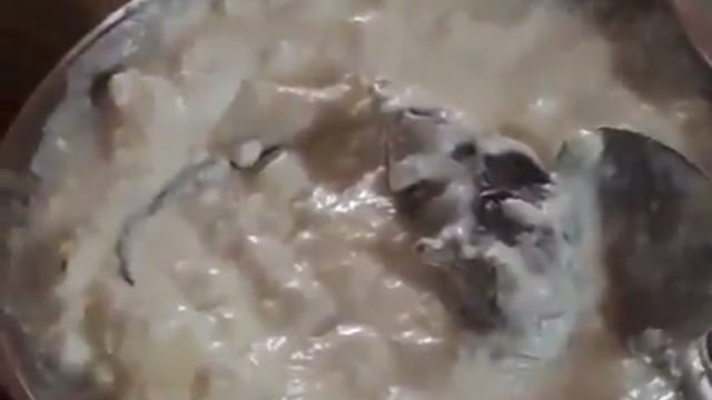 गाजीपुर – गाजीपुर-वाराणसी हाईवे स्थित मशहूर सम्राट ढाबे में खाना खाते समय दही भल्ले की प्लेट में मरा चूहा मिलने से हड़कंप मच गया।
ग्राहकों ने घटना का वीडियो बनाकर सोशल मीडिया पर वायरल कर दिया।

शिकायत मिलते ही FSDA की टीम ने ढाबे पर छापा मारा, जहां गंदगी के स्पष्ट सबूत पाए गए। इसके बाद ढाबे को तत्काल प्रभाव से सीज कर दिया गया।
खाद्य पदार्थों के नमूने जांच के लिए भेजे गए हैं।