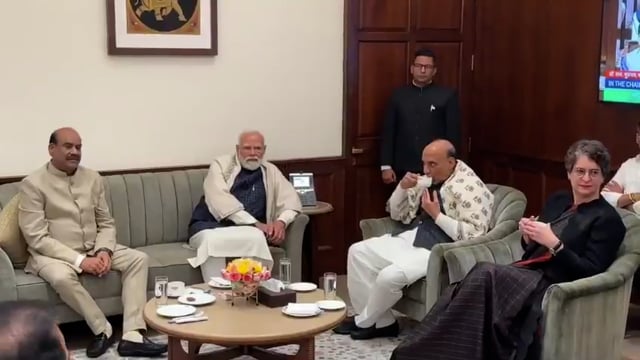 ➡️......हर पार्टी का नेता एक साथ बैठकर चाय पी रहा है मगर 

कार्यकर्ता लोग इसी राजनीति के चक्कर में एक दूसरे के दुश्मन बन जाते हैं।