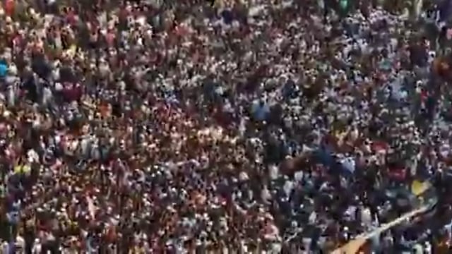 ➡️.........उस्मान हादी के मौत के बाद ढाका में उग्र विरोध प्रदर्शनों का सिलसिला जारी है। शहर में भारी भीड़ एकत्रित होकर नारेबाज़ी कर रही है, जिनमें भारत-विरोधी नारे भी लगाए जा रहे हैं।
मीडिया रिपोर्ट्स के मुताबिक़, उस्मान हादी का पार्थिव शरीर आज शाम 6:05 बजे सिंगापुर से ढाका पहुँचेगा। इसे लेकर तनाव और उग्र प्रदर्शनों के और बढ़ने की आशंका जताई जा रही है।
जिस तरह से भीड़ उग्र होती जा रही है, उसने बांग्लादेश में कानून-व्यवस्था, अल्पसंख्यकों की सुरक्षा और क्षेत्रीय स्थिरता को लेकर गंभीर चिंता खड़ी कर दी है।