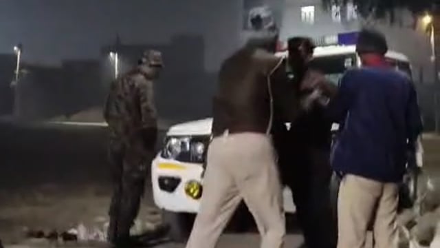 नशे का नंगा नाच वायरल, डायल 112 को ललकारा, नरकटियागंज डायल 112 पुलिस टीम ने दोनों को काबू में लिया