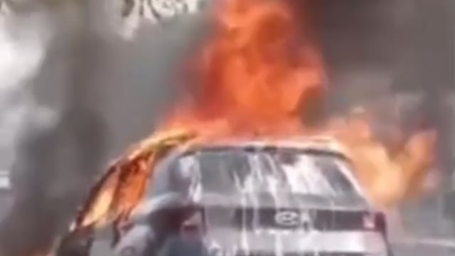 लखनऊ शहीदपथ पर चलती कार में लगी भीषण आगकार में सवार दो लोग बाल-बाल बचे बोनट से धुआं निकलते ही चालक और #latest_news 