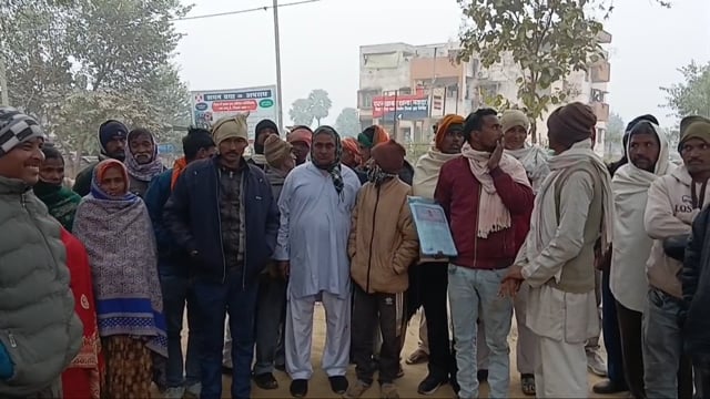 भोला कुरहा गांव में मंदिर निर्माण कार्य रोके जाने पर ग्रामीणों में आक्रोश, परना डाबर थाना पहुंचे दर्जनों लोग