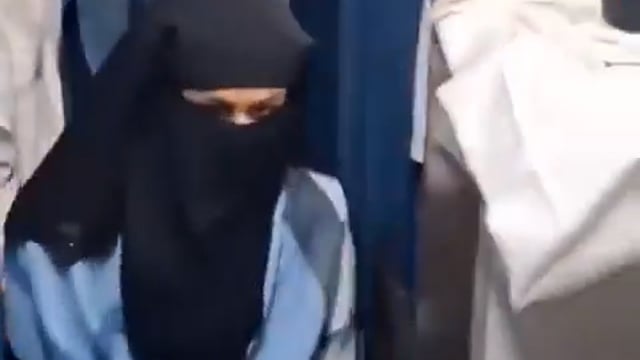 ➡️......ट्रेन से जायेंगे/पर टिकट नही दिखाएंगे....फिर विक्टिम कार्ड खेलेंगे
TT - ट्रेन टिकट दिखाओ
महिला-  