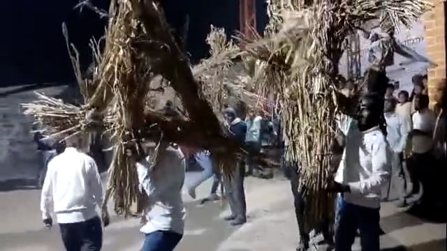 नागलगाव येथे शेतकऱ्यांनी दर्श वेळ अमावस्या निमित्त हेंडगा पेटवला