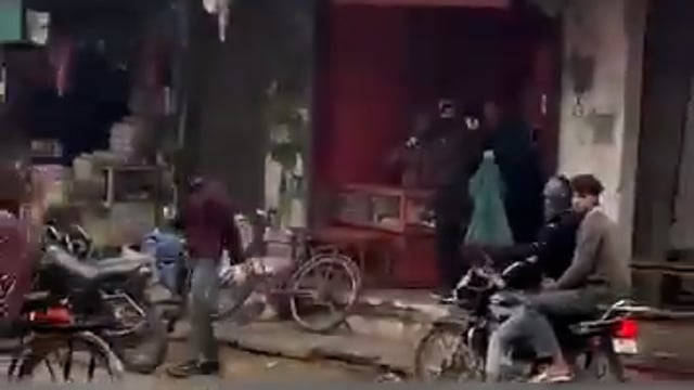 ➡️......यूपी के बदायूं में तीन बदमाश ज्वेलर्स की दुकान लूटने आए थे
जब बदमाश दुकान लूटकर जाने लगे तभी भीड़ ने धर लिया
फिर बदमाशों की जमकर खातिरदारी की. और अंत में पुलिस को सौंप दिया