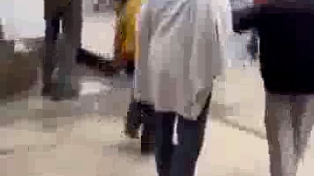 यूपी के बदायूं में तीन बदमाश ज्वेलर्स की दुकान लूटने आए थे,जब बदमाश दुकान लूटकर जाने लगे तभी भीड़ ने पकड़कर पीटा 