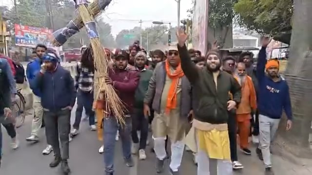 हिंदूवादी नेता अधिवक्ता राजेश अवस्थी ने बांग्लादेश के प्रधानमंत्री का पुतला फूंका और विरोध जताया