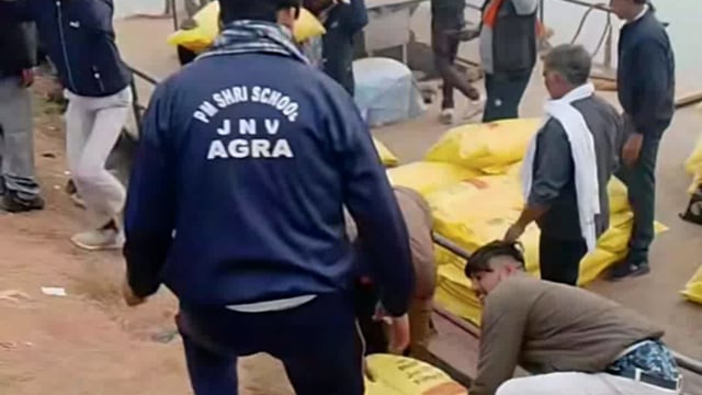 पिनाहट। उत्तर प्रदेश यूरिया खाद की किल्लत से किसान परेशान, मध्य प्रदेश से जोखिम उठाकर ला रहे खाद