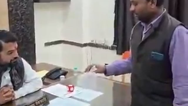 ➡️......अनोखी शिकायत
छत्तीसगढ़ के रायपुर में एक शख्स को जिस मच्छर ने काटा, उसे शक हुआ कि वह डेंगू मच्छर है।
बस फिर क्या था—मच्छर को मारकर प्लास्टिक में पैक किया और सीधे नगर निगम कार्यालय पहुँच गया।
शख्स की यह अनोखी शिकायत अब सोशल मीडिया पर चर्चा का विषय बनी हुई है।