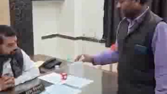 क्षेत्र में डेंगू मच्छर की शिकायत करने पर दवाई छिड़काव होना,व्यक्ति डेंगू मच्छर मारकर प्लास्टिक में पेकिंग कर नगर निगम  