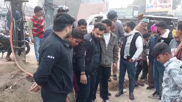 मथुरा भूतेश्वर चौराहे के निर्माणाधीन नाले में लटका मिला अज्ञात युवक का शव पुलिस शिनाख्त के प्रयास में जुटी