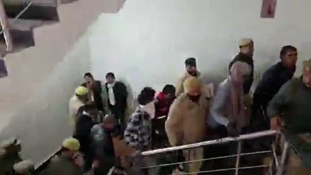 ➡️...यूपी –
बुलंदशहर में 29 जुलाई 2016 को हाईवे पर मां–बेटी से हुए गैंगरेप में 9 साल बाद कोर्ट ने 5 आरोपी दोषी करार दिए। 
जुबेर उर्फ सुनील, साजिद, धर्मवीर, नरेश को 22 दिसंबर को सजा सुनाई जाएगी। 
एक फैमिली नोएडा से शाहजहांपुर जा रही थी। बुलंदशहर में लुटेरों ने हाईवे पर कोई भारी वस्तु फेंककर कार रोकी। मां–बेटी को खेत में ले गए और ढाई घंटे तक पांचों ने रेप किया।
14 साल की लड़की उस वक्त पीरियड से थी। लड़की ने ये बात लुटेरों को बताई। इसके बावजूद उन्होंने रेप किया।
ये केस पूरे देश में बहुचर्चित रहा था। 19 पुलिसकर्मी सस्पेंड हुए थे।