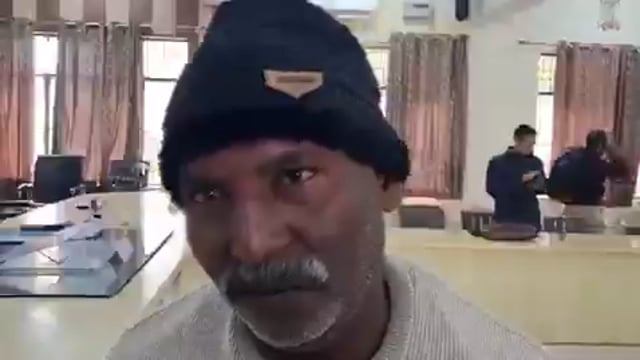 ➡️....चाचा की समस्या बड़ी गंभीर है. 
ये ज़िंदा हैं, लेकिन सरकारी अधिकारियों ने इन्हें मृत घोषित कर दिया है.  राशन कार्ड के अनुसार इनकी मौत हो चुकी है. 
अब यह खुद को जिंदा साबित करने के लिए सरकारी अधिकारियों के चक्कर काट रहे हैं. घटना यूपी के अलीगढ की है.