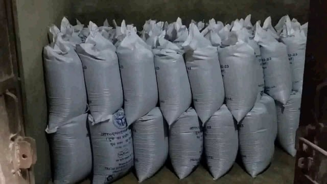 पिनाहट।में गल्ला व्यापारी के गोदाम में मिले सरकारी कट्टे 