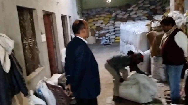 पिनाहट भदरोलीमें गल्ला व्यापारी के गोदाम में मिले सरकारी कट्टे