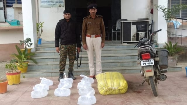 बाइक पर लदी 300 लीटर महुआ शराब बरामद, धंधेबाज फरार