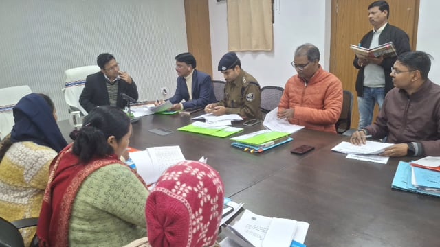 जिला पदाधिकारी की अध्यक्षता में चतुर्थ निगरानी समिति की बैठक आयोजित
