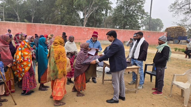 जिला पदाधिकारी के निर्देश पर सामाजिक सुरक्षा योजना अंतर्गत जरूरतमंद लोगों के बीच कंबल वितरित