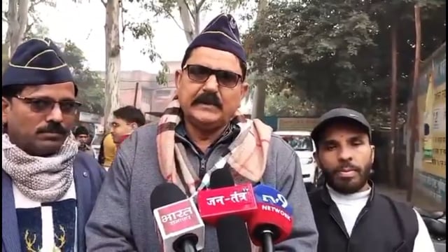 राष्ट्रीय सैनिक संस्था के जिला अध्यक्ष ज्ञानेंद्र त्यागी के शस्त्र लाइसेंस को थाना अध्यक्ष हापुड़ ने बिना कारण रोकरखा है