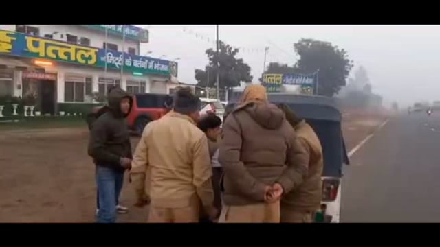 MANT- कार ट्रक ट्रैक्टर सहित साइकिल तक, फरह पुलिस ने सैकड़ो गाड़ियों पर चिपकाए, रिफ्लेक्टर, हाईवे पर होगी, सुरक्षा,,