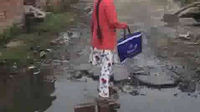 नगर पालिका की लापरवाही से कीचड़ में फंसी शिक्षा, टेहरा शहरी माध्यमिक विद्यालय तक पहुंचना छात्रों के लिए बना खतरा