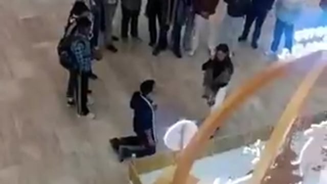 ➡️.....UP: गाजियाबाद स्थित एक मॉल की तस्वीर 
ना पंडित ना बारात 
भरा लड़के ने लड़की की माँग में सिंदूर
मॉल के अंदर लड़के ने लड़की को प्रपोज किया
वीडियो सोशल मीडिया पर हुया वायरल
गाजियाबाद के राजनगर के गौर सेंट्रल मॉल का वीडियो
देश का युवा आजकल वो सब सब कर रहा है,जो केवल फ़िल्मो में देखने को मिलता था