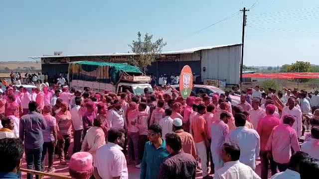 मतमोजणी केंद्राबाहेर विजयी उमेदवारांचा गुलाल उधळत जल्लोष