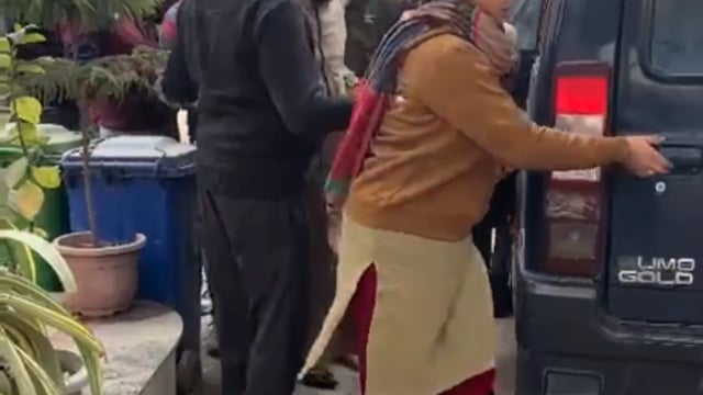 गाजियाबाद
मुरादनगर थाना क्षेत्र में एंटी करप्शन ब्यूरो की कार्रवाई में महिला पिंक बूथ प्रभारी को 10 हजार रुपये रिश्वत लेते हुए रंगेहाथ गिरफ्तार किया गया। कार्रवाई के दौरान साथ मौजूद एक सिपाही भी पकड़ा गया। आरोप है कि केस की विवेचना में नाम हटाने और धारा कम करने के लिए दो लाख रुपये मांगे गए थे, सौदा 50 हजार में तय हुआ था। कार्रवाई का वीडियो भी सामने आया है।