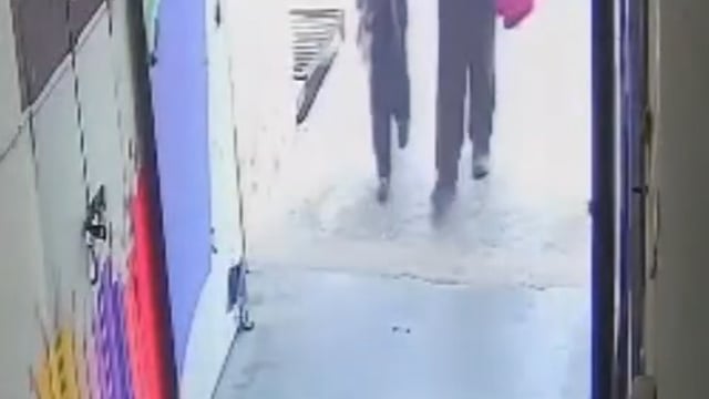 बुलंदशहर में स्कूल में बेटी को छोड़ने गए युवक की हार्ट अटैक से मौत हो गई। पूरी घटना स्कूल के CCTV कैमरे में कैद हुई है।
घटना के बाद स्कूल स्टाफ ने युवक को तुरंत अस्पताल पहुंचाया, जहां डॉक्टरों ने उसे मृत घोषित कर दिया। मृतक की पहचान तारिक मेवाती के रूप में हुई है, जो किसी गंभीर बीमारी से ग्रसित नहीं था और जॉइंट फैमिली में रहता था। वह बिल्डिंग मैटेरियल सप्लाई का काम करता था।
मामला स्याना कोतवाली क्षेत्र के बुलंदशहर–स्याना रोड स्थित IDL स्कूल का है।