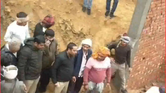 बाह ।बिजकोली मे निर्माणधीन मकान की दीवार गिरी ,मलवे में सात लोग दबे ,दो की मोत