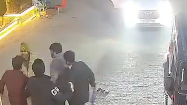 शाहजहांपुर में चंगाई सभा का भंडाफोड़, चार हिरासत में; धर्म परिवर्तन के आरोप
जनपद शाहजहांपुर में एक बार फिर कथित चंगाई सभा को लेकर हंगामा खड़ा हो गया। रोजा थाना क्षेत्र की कैलाशनगर कॉलोनी में एक मकान के भीतर चल रही चंगाई सभा का हिंदूवादी संगठनों ने विरोध करते हुए भंडाफोड़ किया। आरोप है कि सभा के माध्यम से हिंदू समुदाय के लोगों का धर्म परिवर्तन कर ईसाई धर्म में शामिल कराया जा रहा था।