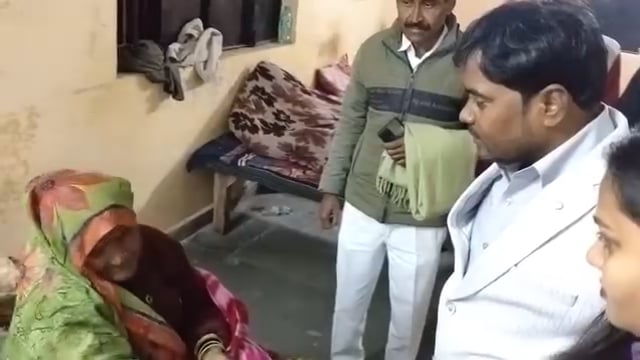 रैन-बसेरे में बुजुर्ग बीमार महिला की एडीएम ने की मदद
शीतलहर के बीच मानवीय पहल करते हुए एडीएम ने रैन-बसेरे में रह रही एक बुजुर्ग बीमार महिला की मदद की। एडीएम ने अपनी ओर से आर्थिक सहायता देकर महिला के इलाज की व्यवस्था कराई। इस दौरान वे अपनी पत्नी के साथ बेसहारा लोगों का हाल जानने निकले और जरूरतमंदों को सहयोग प्रदान किया। प्रशासन की इस संवेदनशील पहल की स्थानीय लोगों ने सराहना की।
