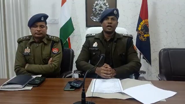 Lko Big Breaking 
राजधानी लखनऊ के थाना गोमती नगर पुलिस व क्राइम टीम को मिली बड़ी सफलता!!
लखनऊ में फर्जी मार्कशीट-डिग्री बनाने वाले गिरोह का खुलासा!!
पीएचडी होल्डर चलाता था फर्जी डिग्री बनाने का गैंग!!
25 हज़ार से 4 लाख तक में बेचते थे फर्जी डिग्री!!
लखनऊ के गोमतीनगर में प्रिंटिंग शॉप में छपती थी फर्जी डिग्री!!
सतेंद्र,अखिलेश,सौरभ की गोमतीनगर से गिरफ्तारी!!
923 फर्जी मार्कशीटें15 फर्जी मोहरें 2 लाख कैश मिला!!
नीला इंक पैड 65 मार्कशीट पेपर 6 लैपटॉप बरामद!!
देश भर के 25 विश्वविद्यालयों की बेचते थे नकली डिग्री!!
DCP शशांक सिंह ने दी जानकारी!!