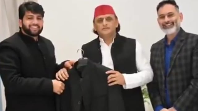 ➡️....अखिलेश यादव का नया कोट
अखिलेश यादव के नए कोट को लेकर चर्चा तेज है। मेरठ के सम्राट मलिक आज सैफई पहुंचकर अखिलेश यादव को कोट भेंट करने पहुंचे। साथ गए टेलर ने मौके पर ही अखिलेश यादव के नए कोट का माप भी ले लिया।
बताया जा रहा है कि हाल ही में संसद में अखिलेश यादव ने सम्राट मलिक से अपने जैसा कोट लाने का आग्रह किया था। सम्राट मलिक मेरठ जिला पंचायत के सदस्य है