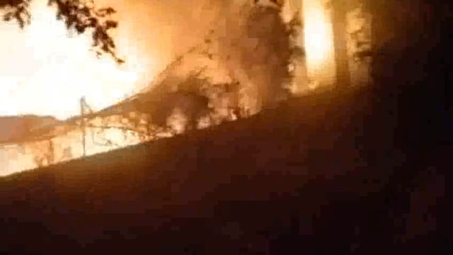 झांसी बिजौली में स्क्रैप फैक्ट्री में लगी भीषण आग करोड़ों के नुकसान की आशंका, दर्जनों दमदकल की गाड़िया ने आग पर काबू पाय