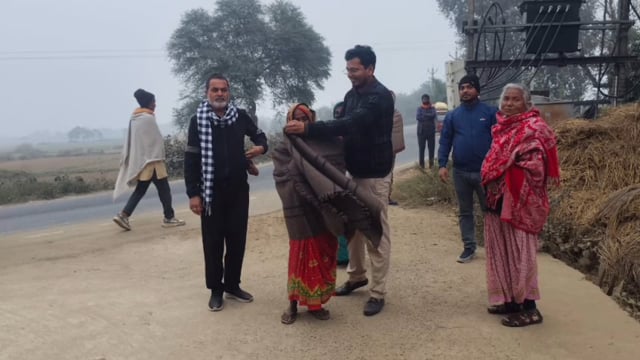 समाजिक सुरक्षा योजना अंतर्गत जरूरतमंद लोगों के बीच ऊनी कंबल वितरित