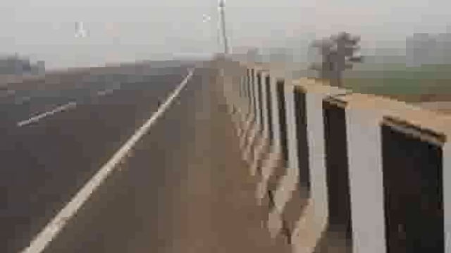 बरेली हाईवे पर लापरवाही दिन में लाइट जलती मिली 