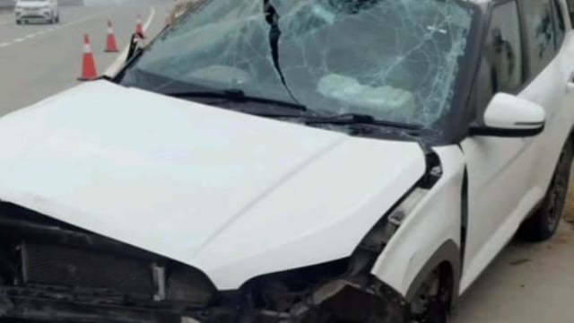 MANT- मथुरा के नौहझील थाना क्षेत्र में यमुना एक्सप्रेस वे पर  कार डिवाइडर से टकराई, तीन लोग घायल,,