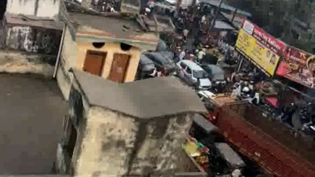 *जाम के लिए विख्यात मुजफ्फरनगर के खतौली में जानसठ रोड भूड पर फिर लगा भयंकर जाम*
तकरीबन आधा किलोमीटर के क्षेत्र में भूड एवं लाडपुर पुलिस चौकी होने के बावजूद रोजाना लग रहा जाम
शुगर मिल की ओर से यार्ड की कोई व्यवस्था नहीं होने की वजह से पूरे दिन व्यस्त जानसठ रोड से ओवरलोड ट्रैक्टर ट्रालों एवं ट्रकों से गन्ना ले जायें जाने से लगता है जाम
भूड क्षेत्र में जानसठ रोड पर साग सब्जी एवं अन्य स्थाई दुकानदारों तथा ठेलियों द्वारा किए गए स्थाई एवं अस्थाई अतिक्रमण से बने रहते हैं जाम के हालात 
जानसठ रोड फलावदा मोड के सामने स्थापित अंग्रेजी एवं बियर का ठेका भी जाम के यज्ञ में अपनी आहुति देने का कर रहा काम 
लोग सड़क पर ही अपनी गाड़ियां खड़ी करके सर्दी से छुटकारा पाने को ठेके से खरीदते है