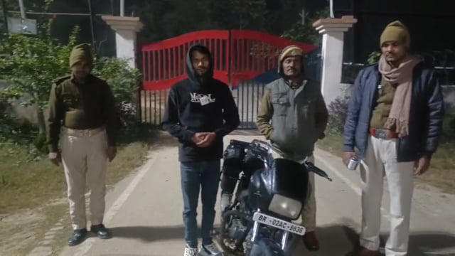 चोरी की मोटरसाइकिल के साथ एक युवक गिरफ्तार