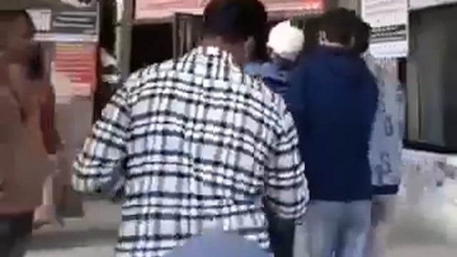 ➡️.....शेख हसीना के खिलाफ आंदोलन करके उनकी सरकार गिराने वाला एक और भारत विरोधी  मोहम्मद मोतालेब सिकदर को अज्ञात बंदूक धारी ने गोली मार दी*💥
बांग्लादेश के खुलना शहर में नेशनल सिटिजन्स पार्टी के केंद्रीय श्रमिक संगठन के नेता मोहम्मद मोतालेब सिकदर को अज्ञात हमलावरों ने गोली मार दी.
_*पुलिस के अनुसार, हमला गाजी मेडिकल कॉलेज अस्पताल के पास हुआ, जहां उन्हें गंभीर हालत में भर्ती कराया गया.*_
 दो गोली उसकी खोपड़ी को आर पार होकर निकल गई तीसरी गोली उसके दिमाग में फंसी है बहुत गंभीर क्रिटिकल हालत में उसे अस्पताल में भर्ती किया गया है