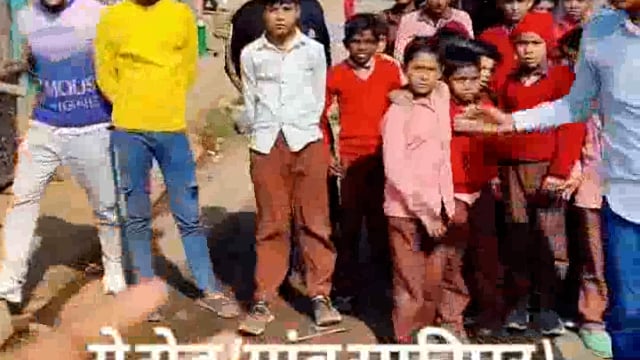 मुजफ्फरनगर - तहसील बुढाना क्षेत्र गाँव सफीपुर -बवाना में रास्ता पर कीचड़ ,पानी  भरने से ग्रामवासी परेशान, गाँव के बच्चों को विद्यालय जाने के लिए किचड़ से ही होकर विद्यालय जाना पड़ता है, ग्रामवासी सड़क बनवाने के लिये/  सड़क सफाई के लिये लगातर नेताओं के पास जाकर थक गए, संबंधित अधिकारी इस ओर ध्यान देने की कृपया करें,